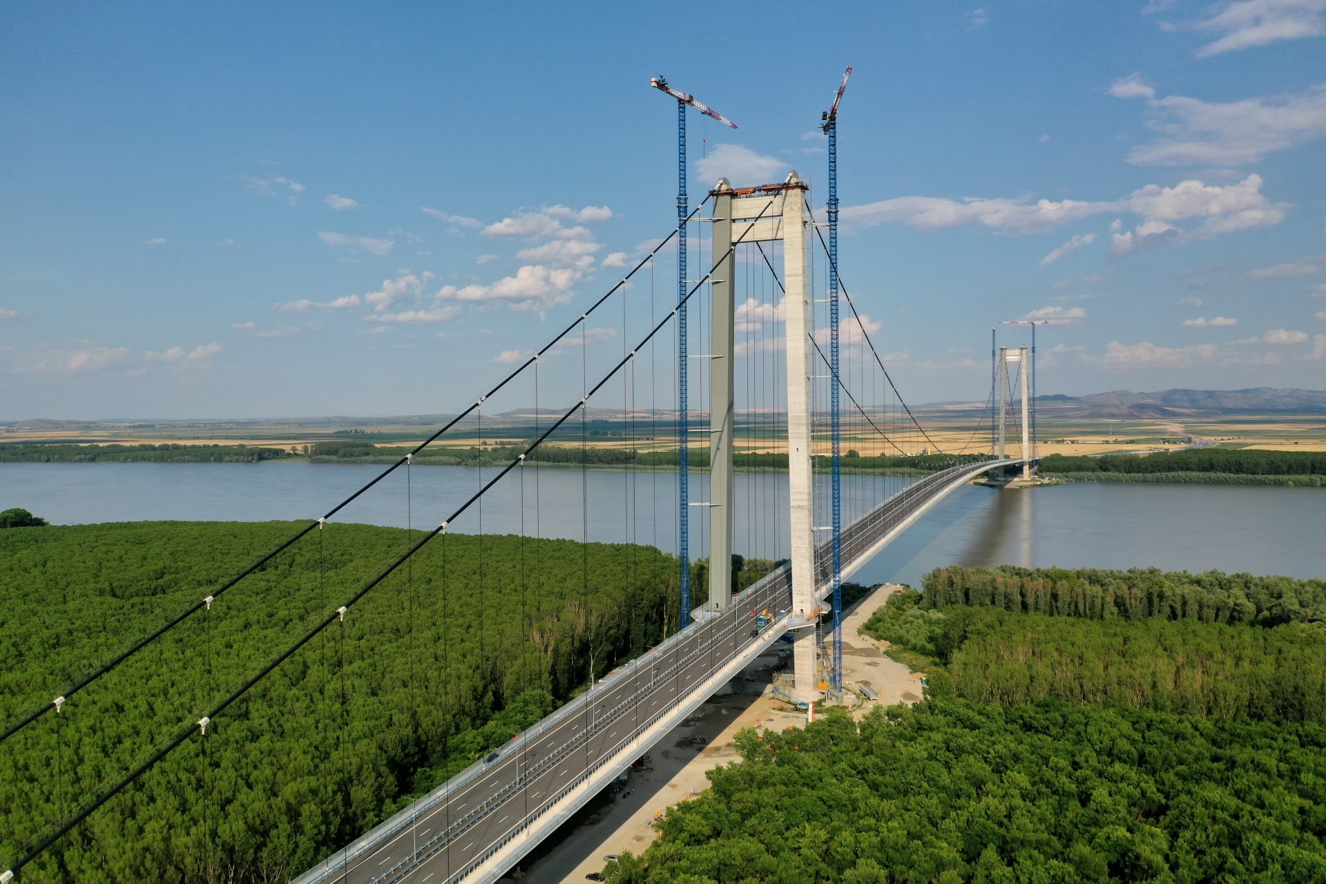 Brăila Bridge: cable spinning and deck lifting over the Danube