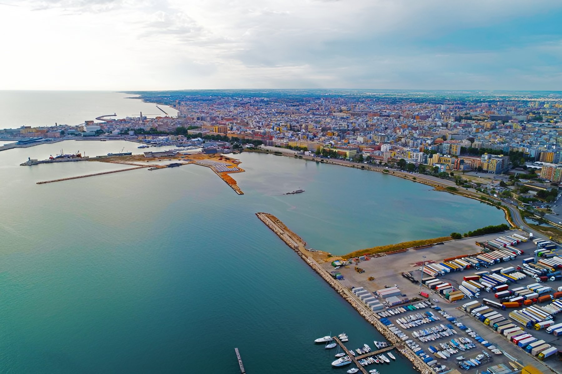 Coastal erosion: diagnosing retreat and combining defenses