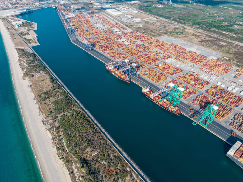 Dredging and reclamation in ports: surveys, sequences and controls