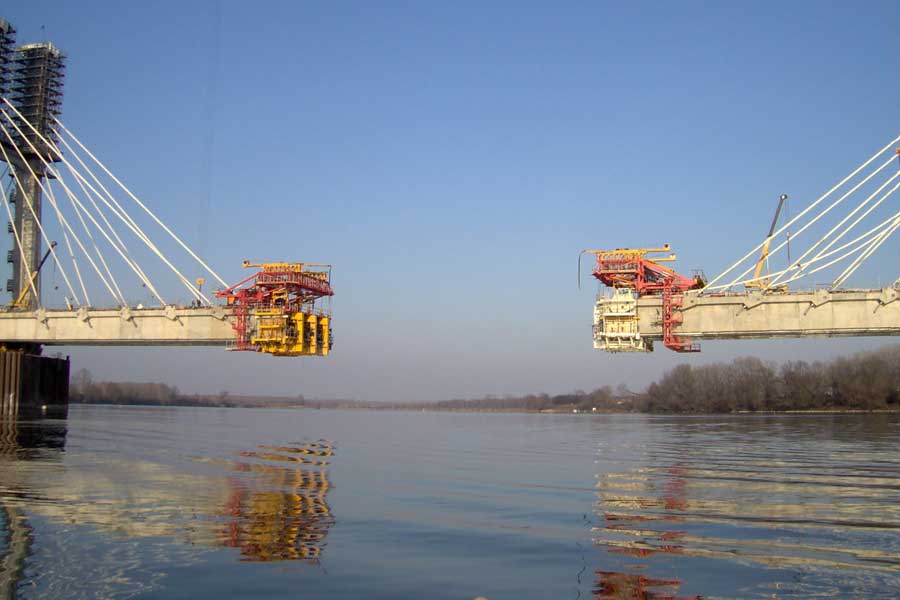 Balanced cantilever bridges: form travelers, post-tensioning and geometry control