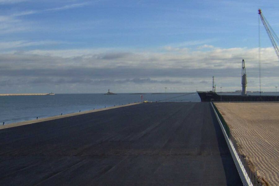 Ro-Ro terminals: ramps, pavements and continuous wheeled flows